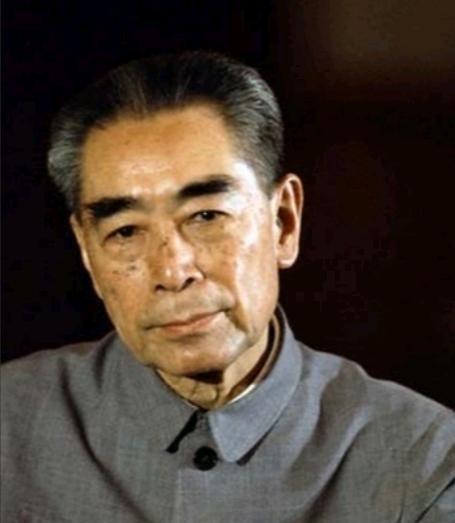 1976年1月8日，周总理逝世后，由韩宗琦负责为其穿寿衣。可当韩宗琦接过