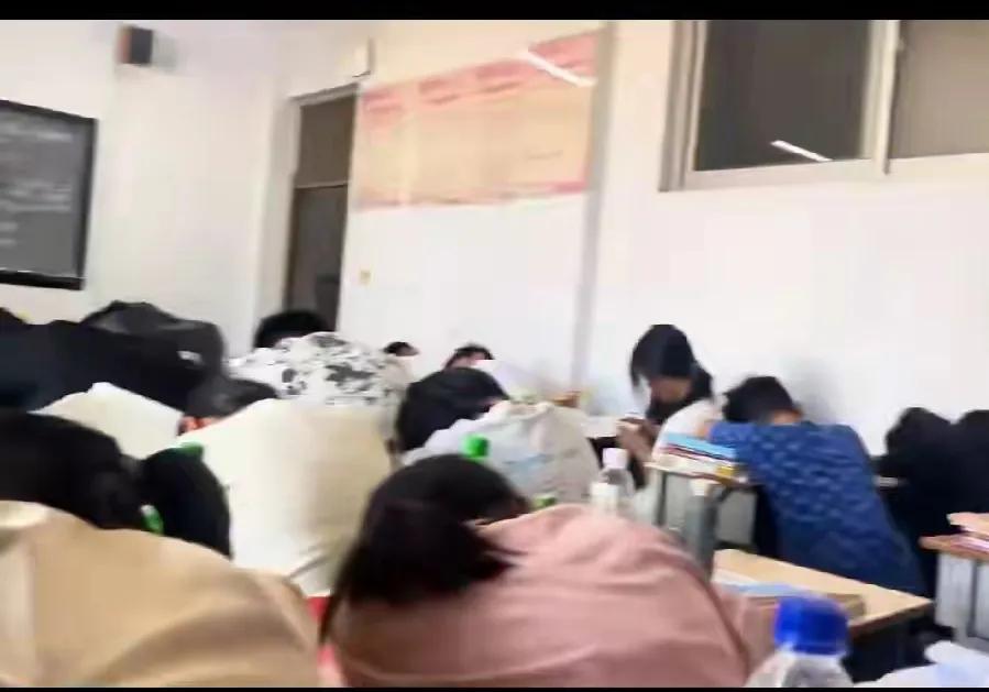 这样的课堂，还有必要讲知识吗？我一直有一个问题：明明上课影响睡觉，为什么学生一