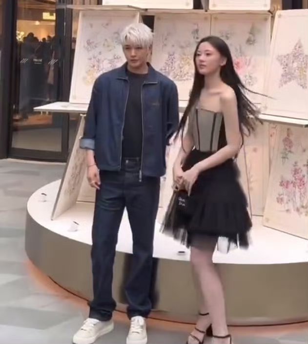 邓为真的是有素养的一个人。和女粉合影，手永远是背在身后的，对于女生可以说是非常的