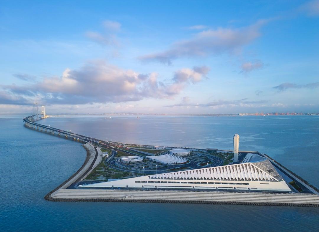 深圳至中山的跨海通道中间那个岛，其实是桥隧转换的人工岛，八车道从那里潜入海底隧道