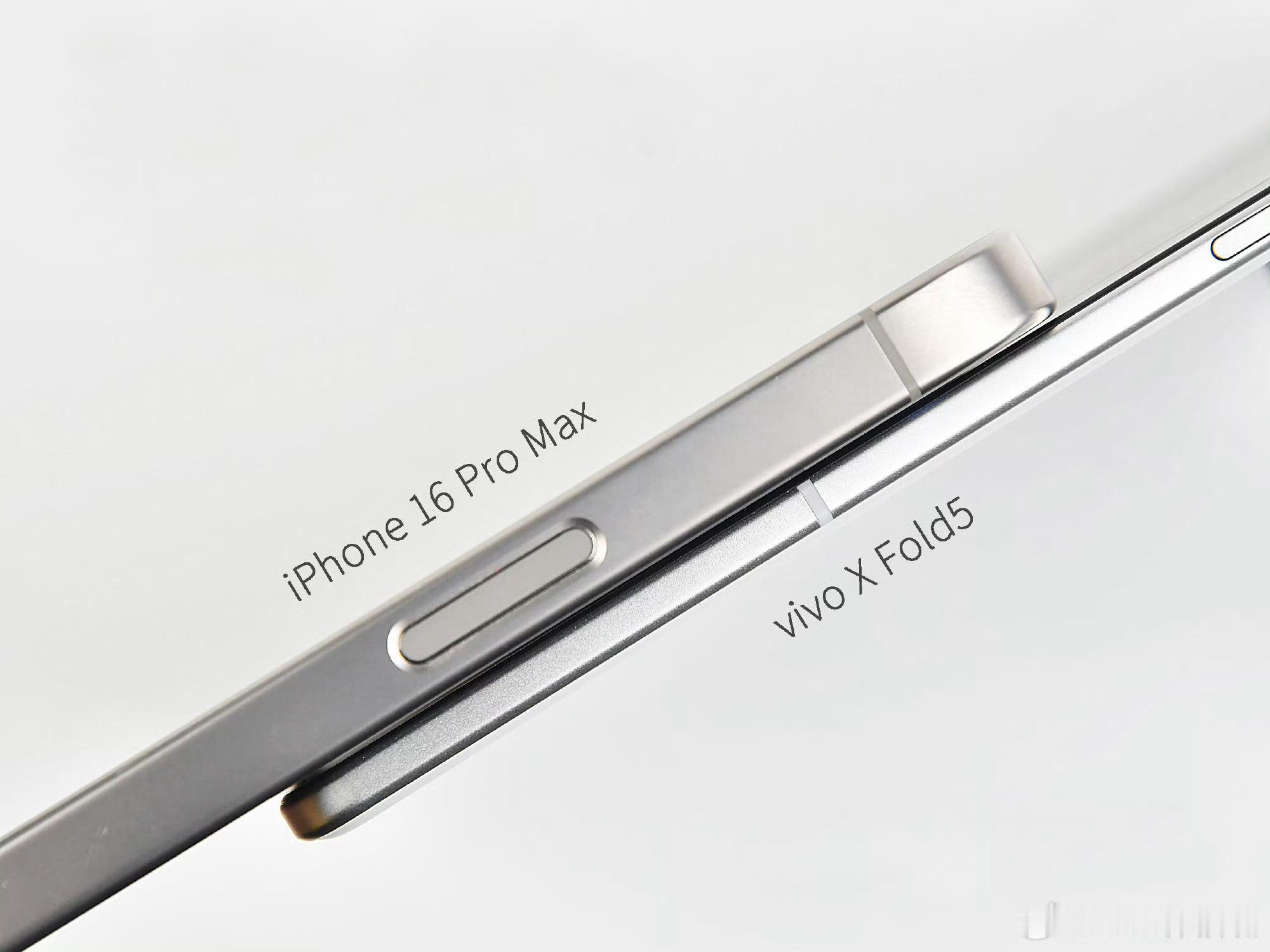 vivoXFold5真机放出，这个这个厚度可以说又来到了新高度了哇，给大家一