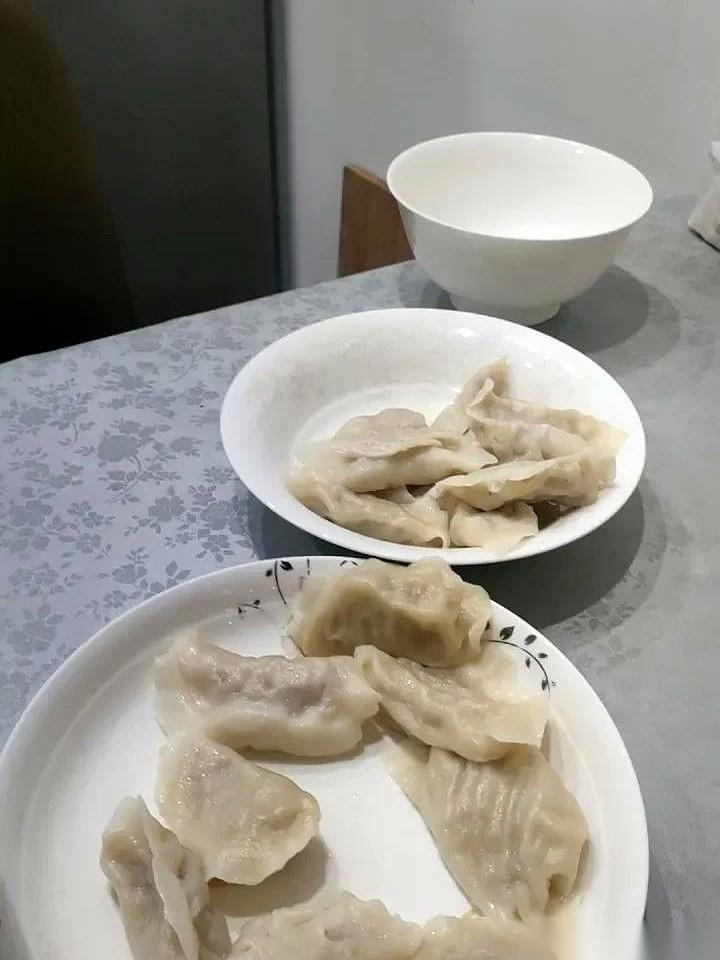 我包了半小时的饺子，刚端上桌，我老公一声不吭，转身“啪”一下按开了电饭煲，又焖了