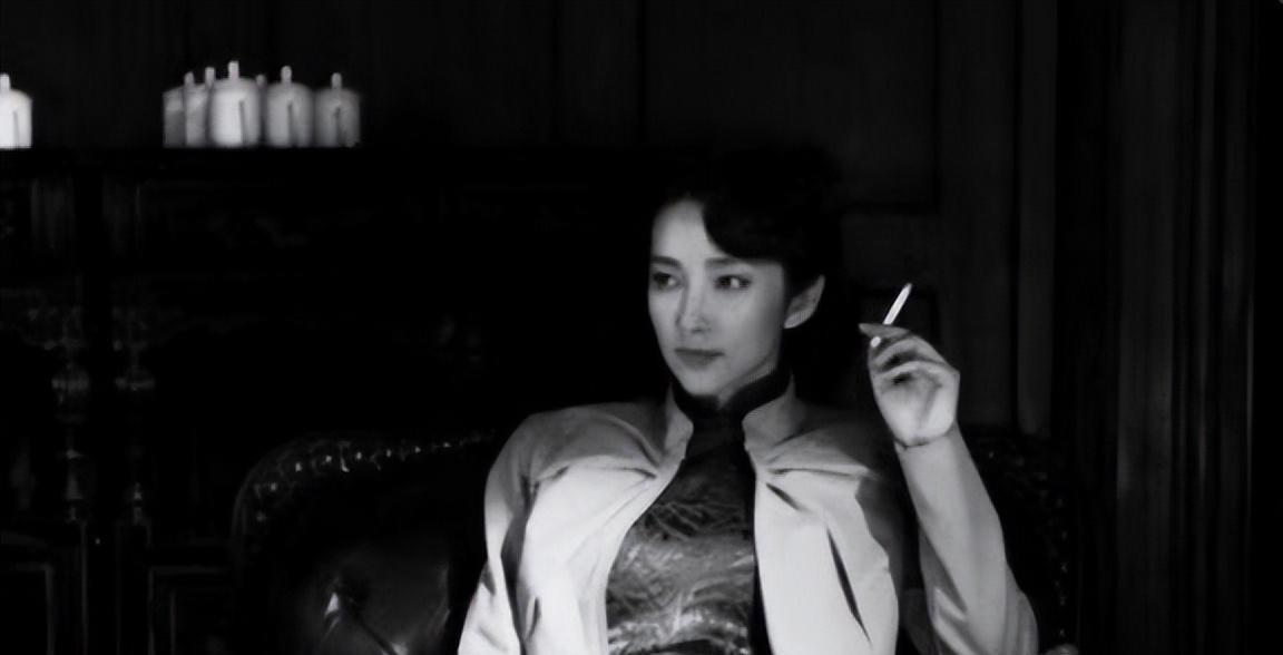 “狐仙”代号的任务执行者名叫李莎，是一位心狠手辣、接受了10年严苛培训的美女特工