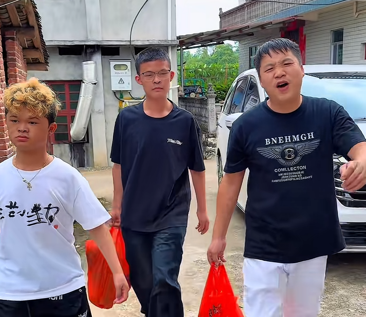 原来“小马云”范小勤比我们大多数人都有钱！表哥黄新龙曝“猛料”，一两天的时间收到