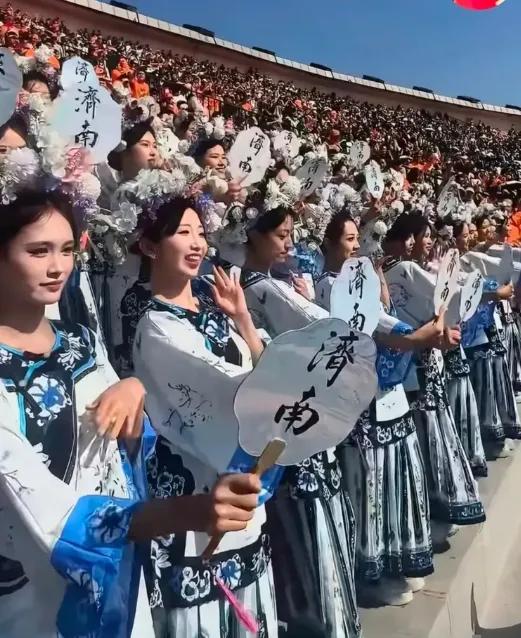夏雨荷啦啦队背后，是济南文旅的无奈与探索全网都在嘲笑济南的夏雨荷啦啦队，说她