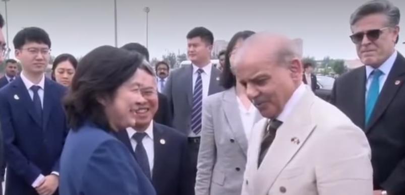 巴铁总理满载而归，中方送行有特殊安排 夏巴兹这趟中国之行，说"满载而归"一点