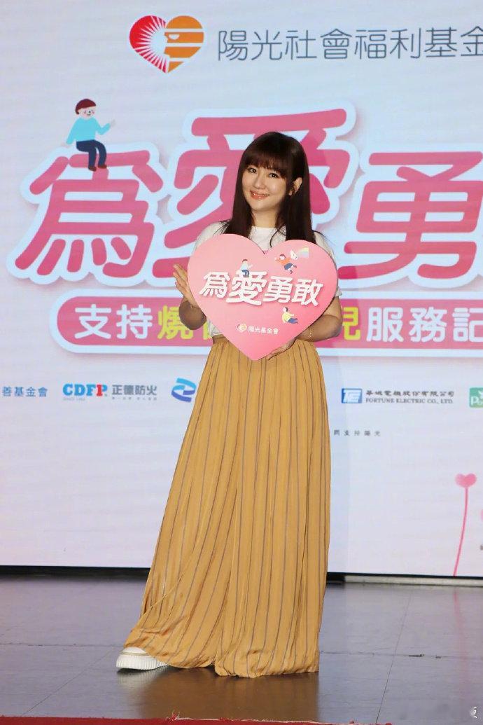 Selina说二胎顺其自然Selina受访表示很享受陪伴儿子小腰果的育儿日常