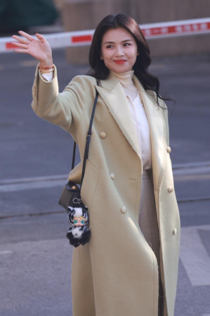 今天刘涛现身北京，她这回搭配的很有高级感，看上去特别的显年轻，像个很有青春之美的