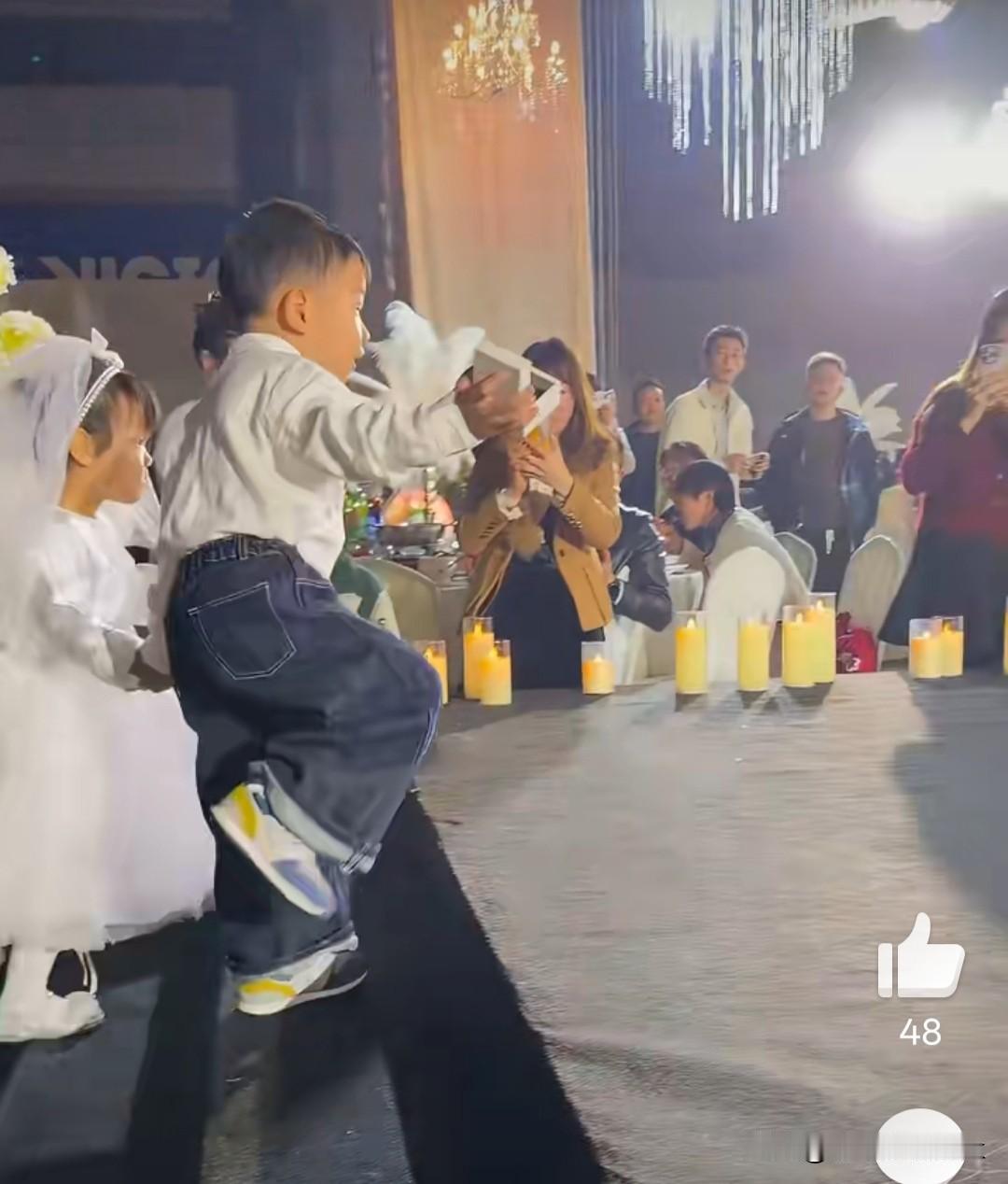 黄雅琼刘雨辰娘家婚礼，还是小艾登当花童哦！今天小艾登踉踉跄跄的走上去，把戒指