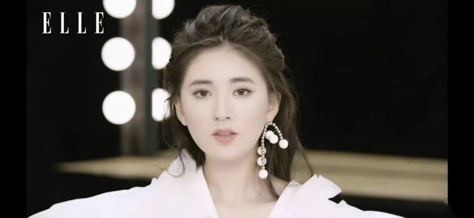 赵露思之前的妆大气端庄，毕竟是名家毛戈平画的有水平