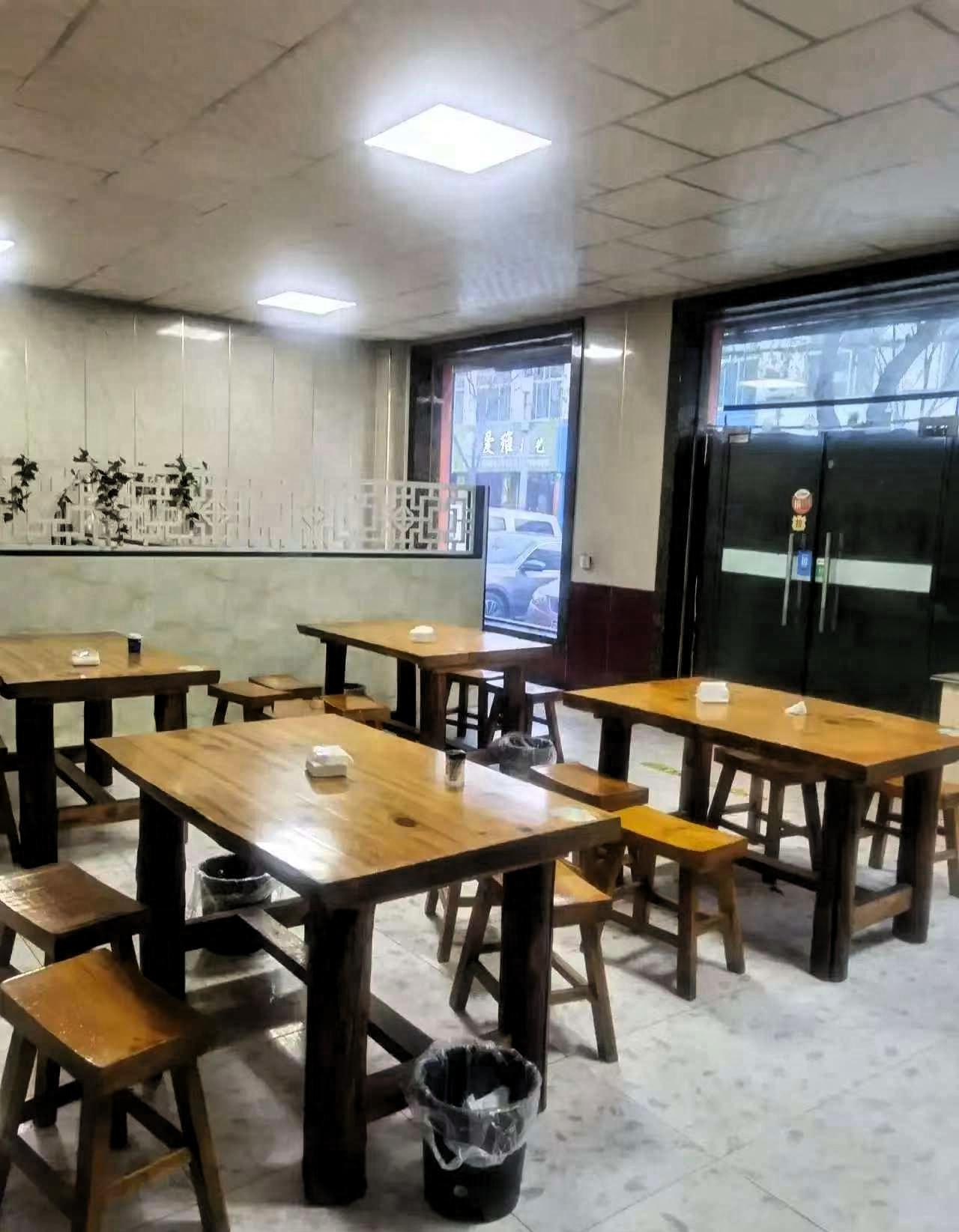 山东济南，一个大二女生在一家面馆干了整整五十三天暑期工。结账那天，老板娘把工资转