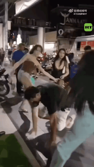 到底是欠“服务费”被追着打，还是想“零元购”才挨揍？近日，一名印度博主在其社