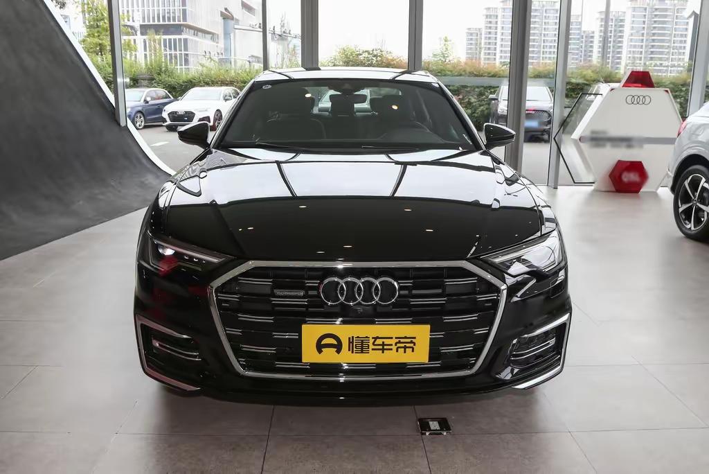 新一代奥迪A6L的实车图已经出来了，看外形感觉变化还挺大的。1️⃣车头的格栅比