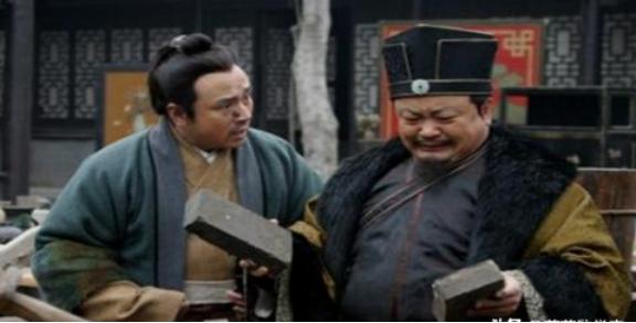 古代，一小乞丐在财主家帮工，不小心打碎了一个碗，财主就命管家鞭打他。鞭打的时候，