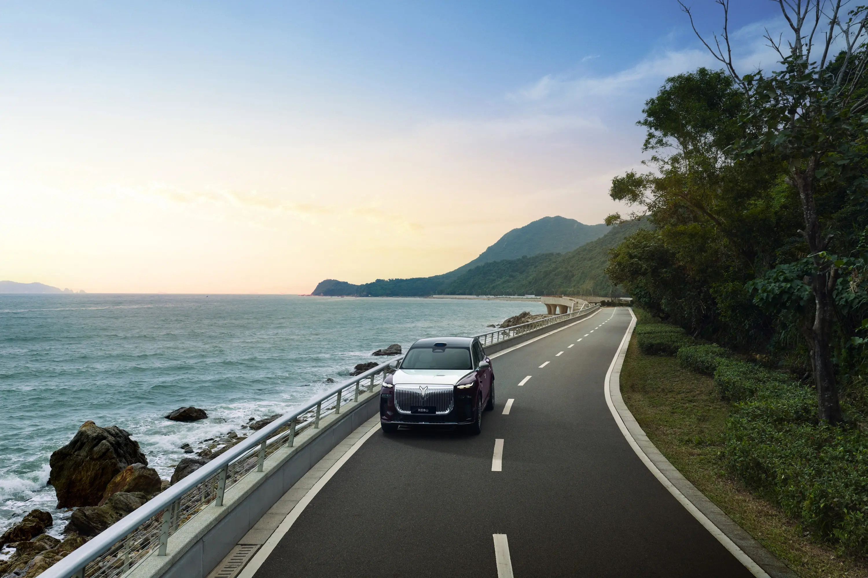 岚图泰山确实让人眼前一亮。三腔空悬的表现很出彩，路面震动过滤得干净，过弯也稳，完