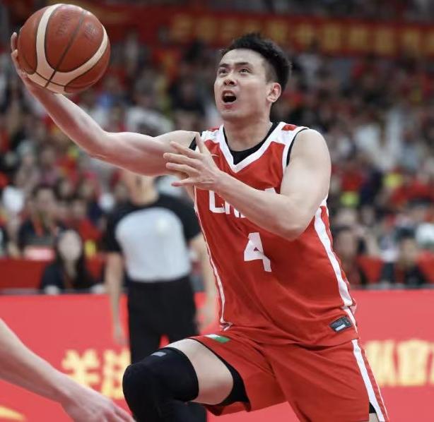 中国男篮！大家发现没，在昨晚结束的男篮热身赛佛山站比赛，中国男篮77-84惜败