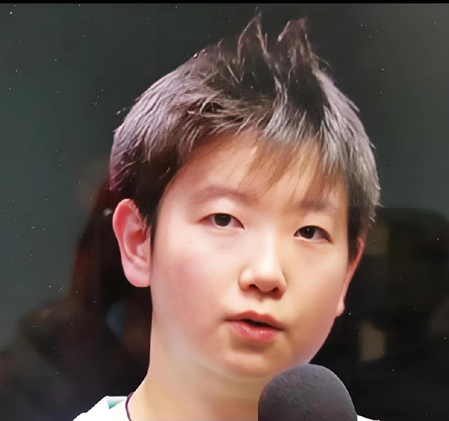 莎莎夺冠后抓头发，这“鸡窝战神”也太可爱了吧！谁能想到，孙颖莎在WTT新加