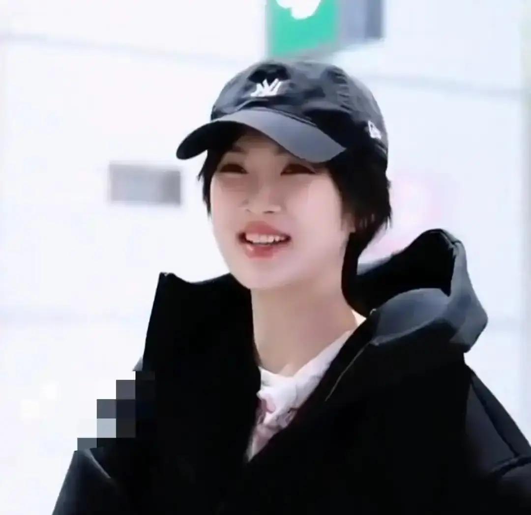 姚安娜的社交账号突然更新。剧组盒饭合照。工作人员笑成一团。评论区炸了。半