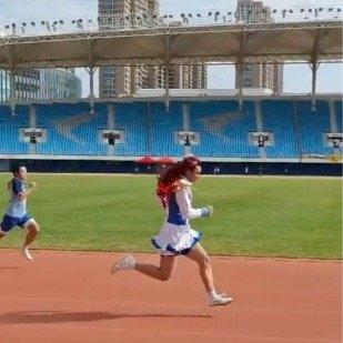 最近厦门松柏中学的校运会上，一个男生穿着裙子、戴着假发跑完1000米还拿了冠军，