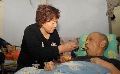 大妈生病住院手术花了18万，想让3个女儿和2个儿子均摊。可3个女婿却不同意，他说