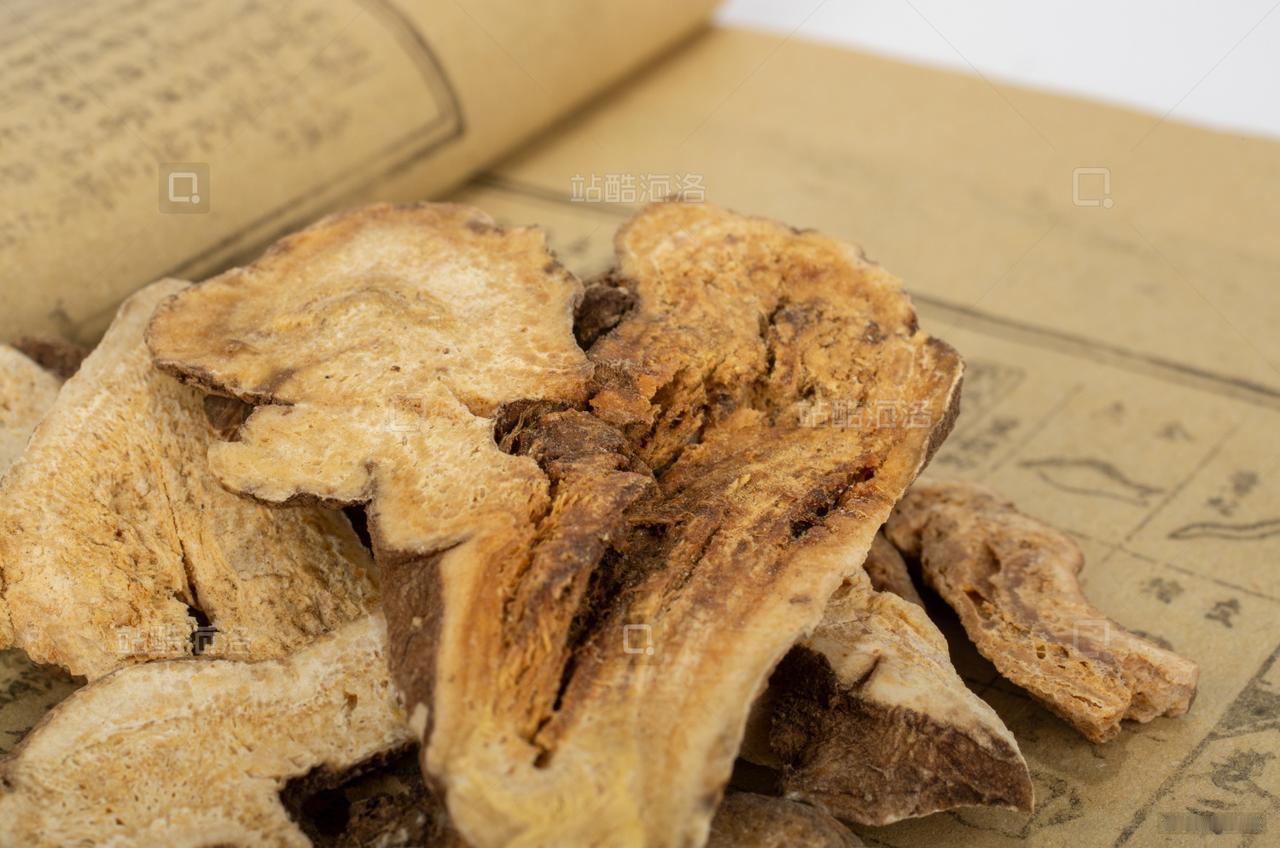 耳鸣多是中焦堵死了，白术有2宝，一用一个准 耳鸣嗡嗡直响，在中医看来，是中