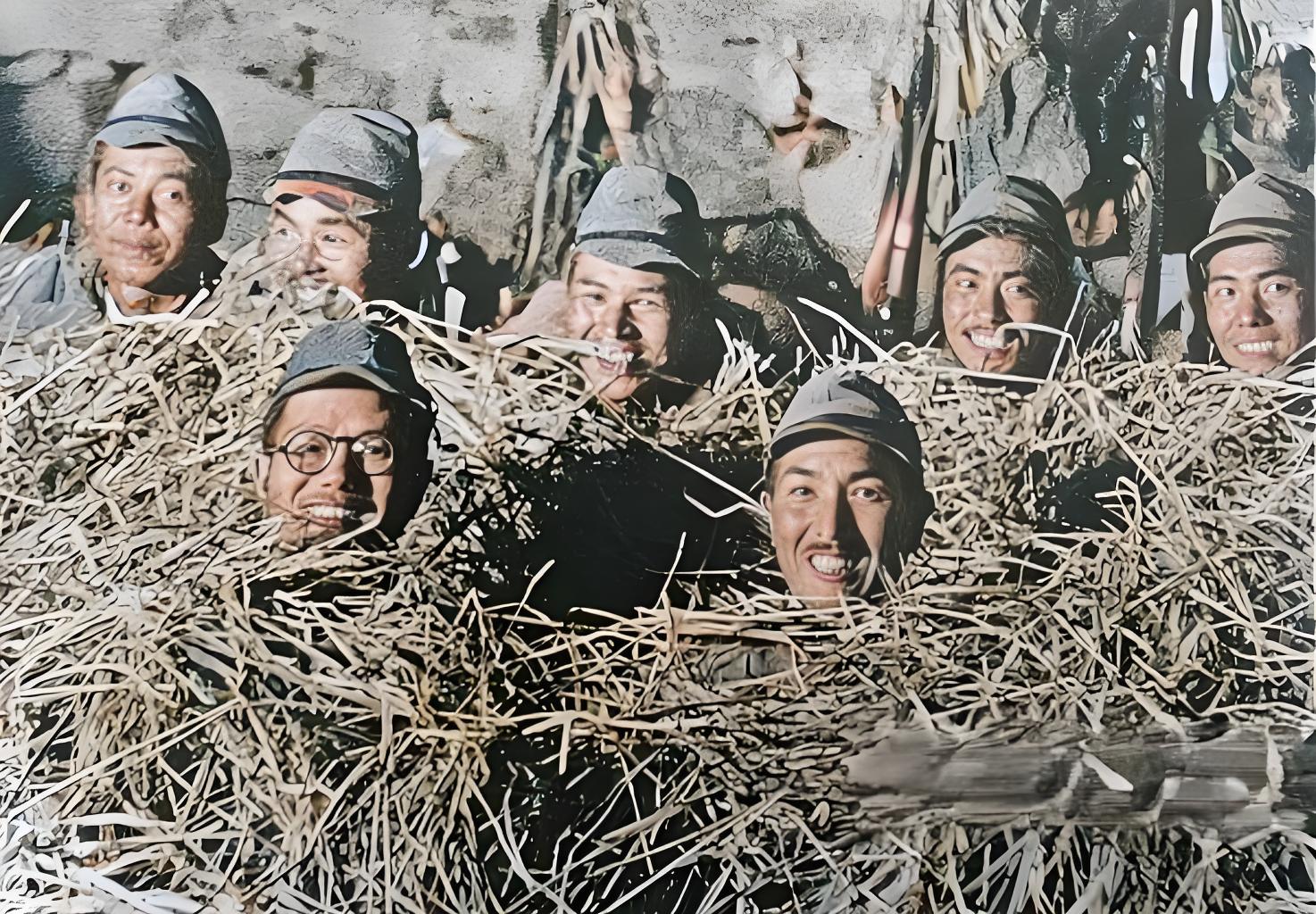 这是1938年10月侵华日军的一张照片，7名日军头戴军帽，藏在稻草堆里仅露出脑袋