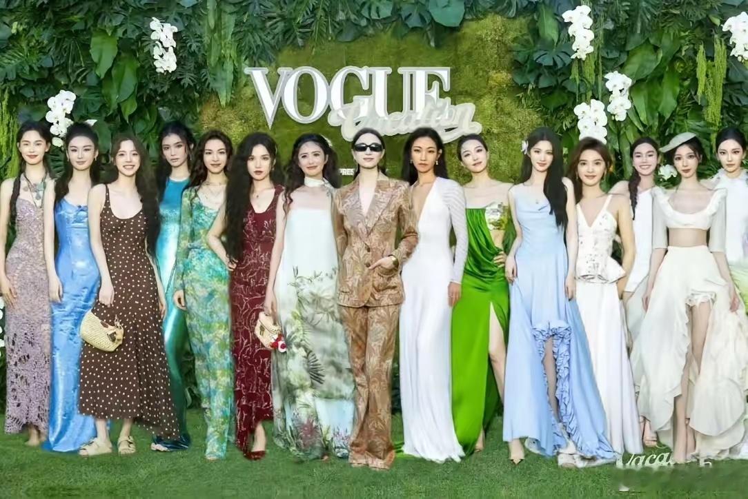 王楚然的长相真是个神奇的存在一到大合照就把所有人都比下去了