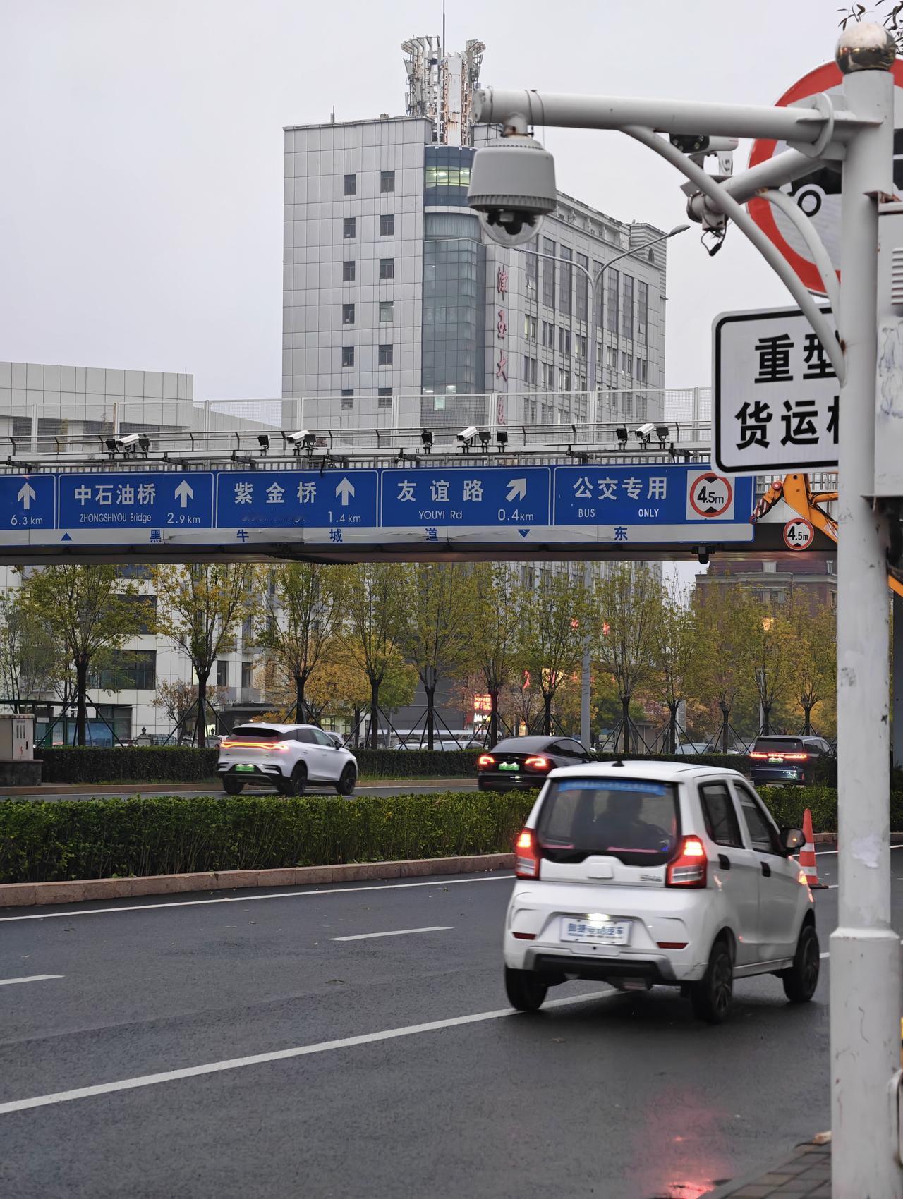 昨天夜里从深圳出差回天津，打车记得以前可以在航站楼的出发层就可以了，但是这几次都