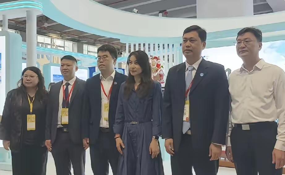 5月21日，郭晶晶现身广州广交会馆参加旅游展被夸爆了！镜头下的郭晶晶身穿，藏青