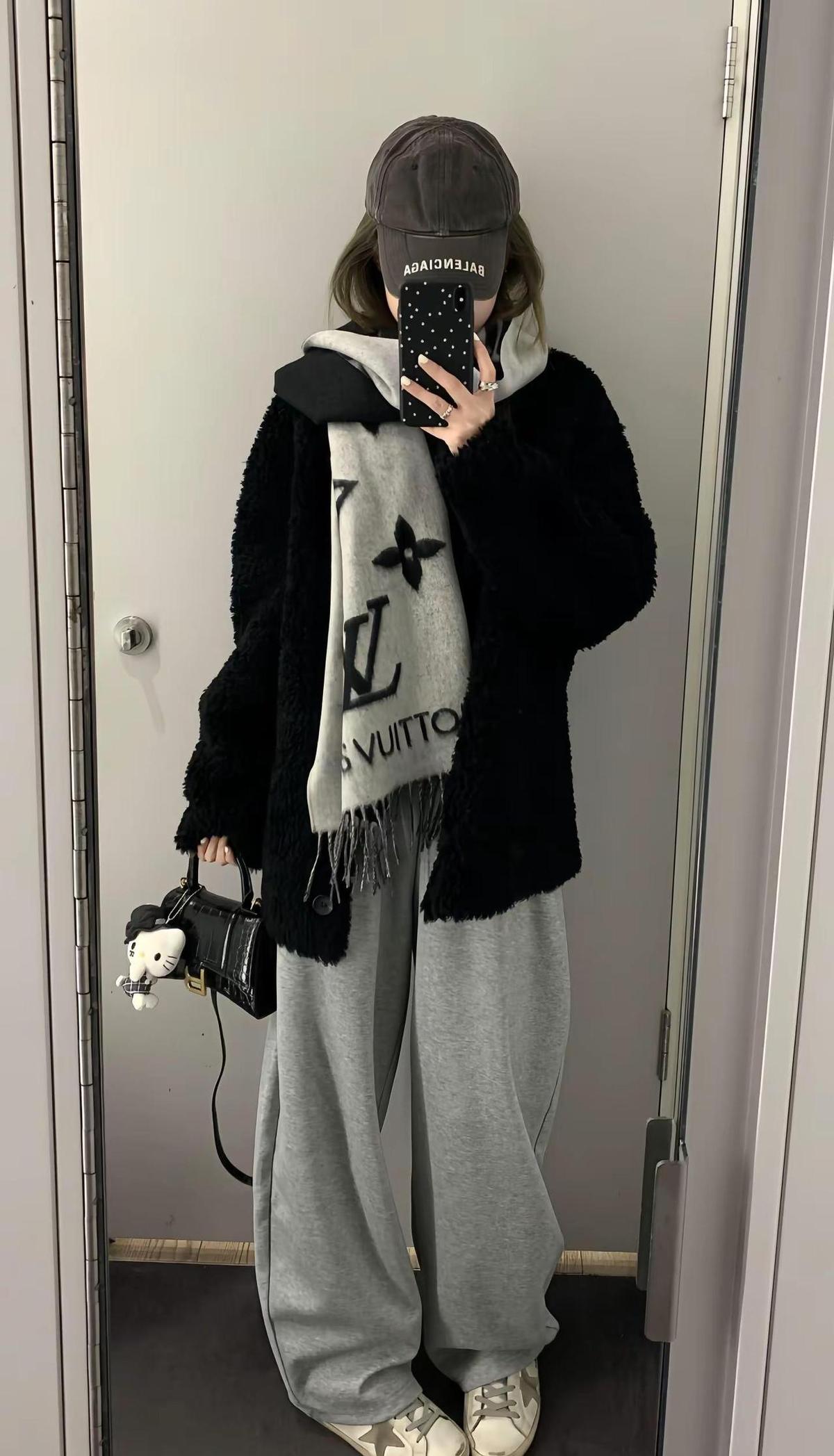 短羽绒一裹，腿直接拉到天花板。不靠瘦，靠比例。别再穿长外套压人了。韩国人今