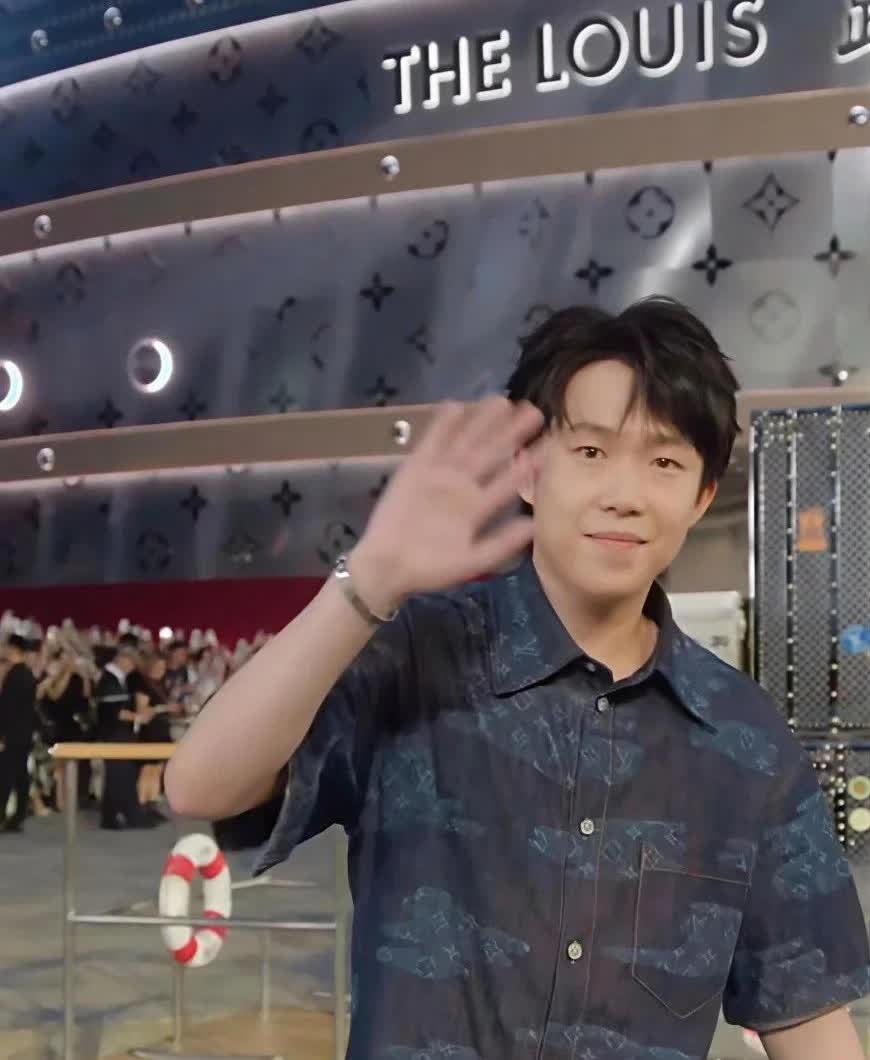 头哥今晚又透露了一个小习惯今晚主持人问他平时出去比赛有什么习惯？