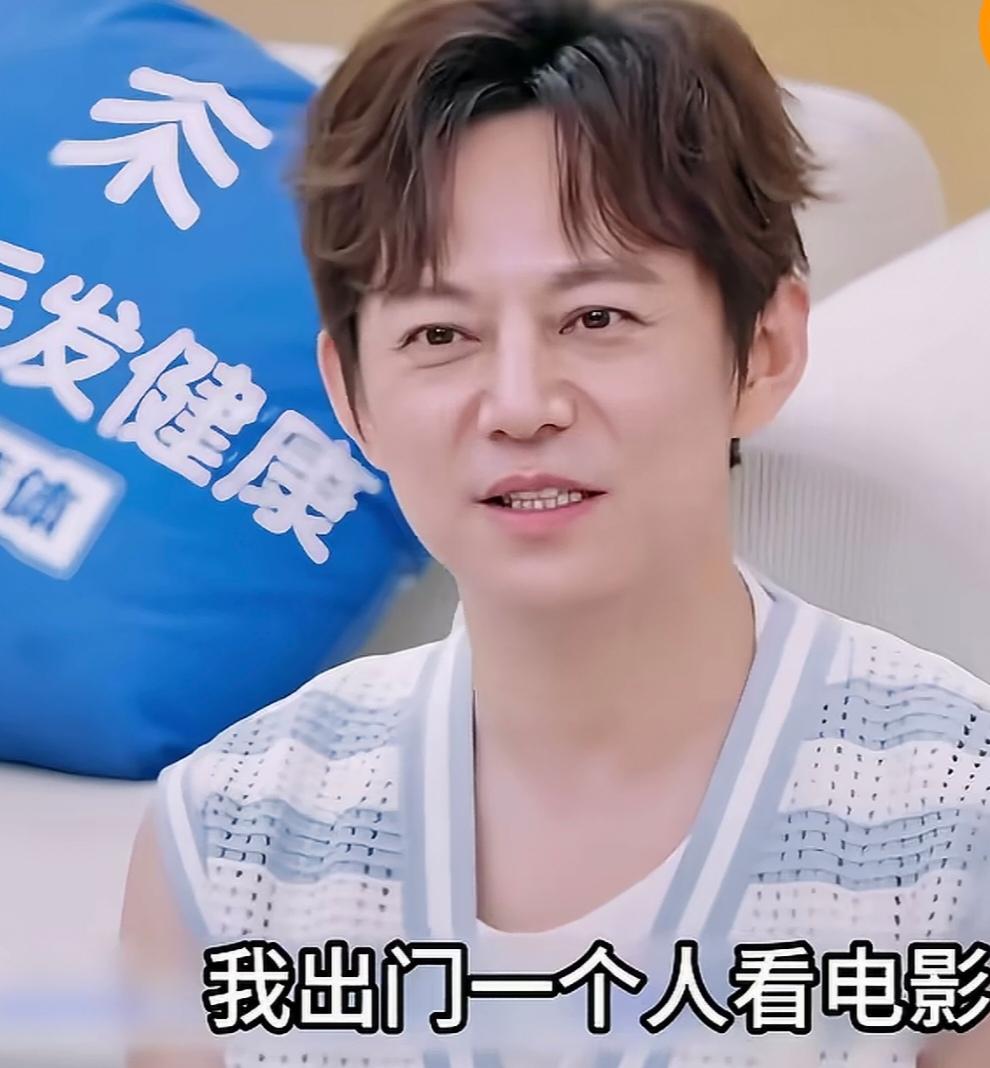 何炅说：他完全可以一个人出门看电影、一个人旅行，从不觉得孤单。可身边的朋友总是不