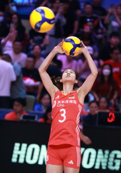 太离谱了！中国女排这场比赛，其他队员多多少少都上场亮了相，唯独这一名队员，被赵勇