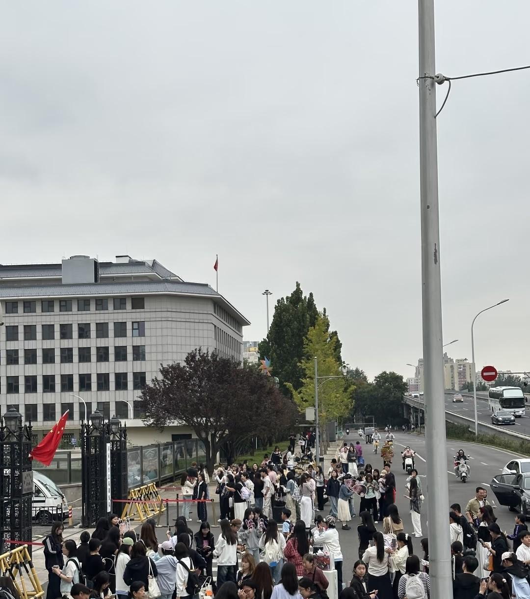 10.3体总和玉桥餐厅门口的震撼人群！这是啥情况？哥姐都在首钢园打比赛呢，大家