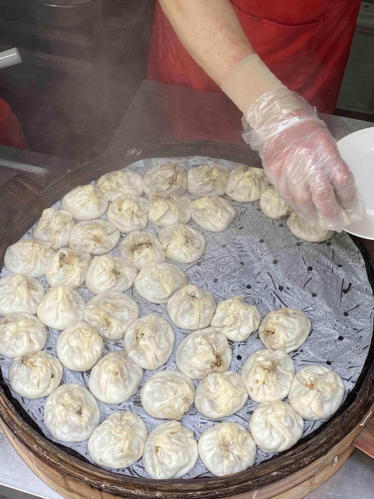 一名男游客在饭店里点了半斤烧麦，结果端上来好几笼烧麦，男子和家人惊呆了，男子这才