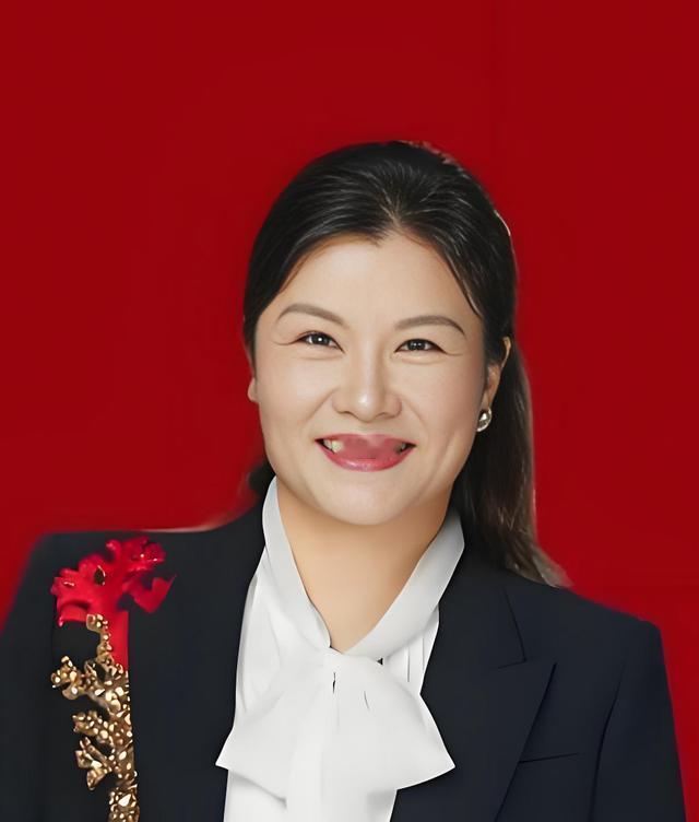 5岁丧母、15岁辍学当厂妹！湖南女子逆袭成