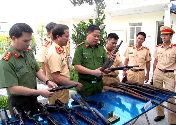 越南海防渔民上交的枪支刀具