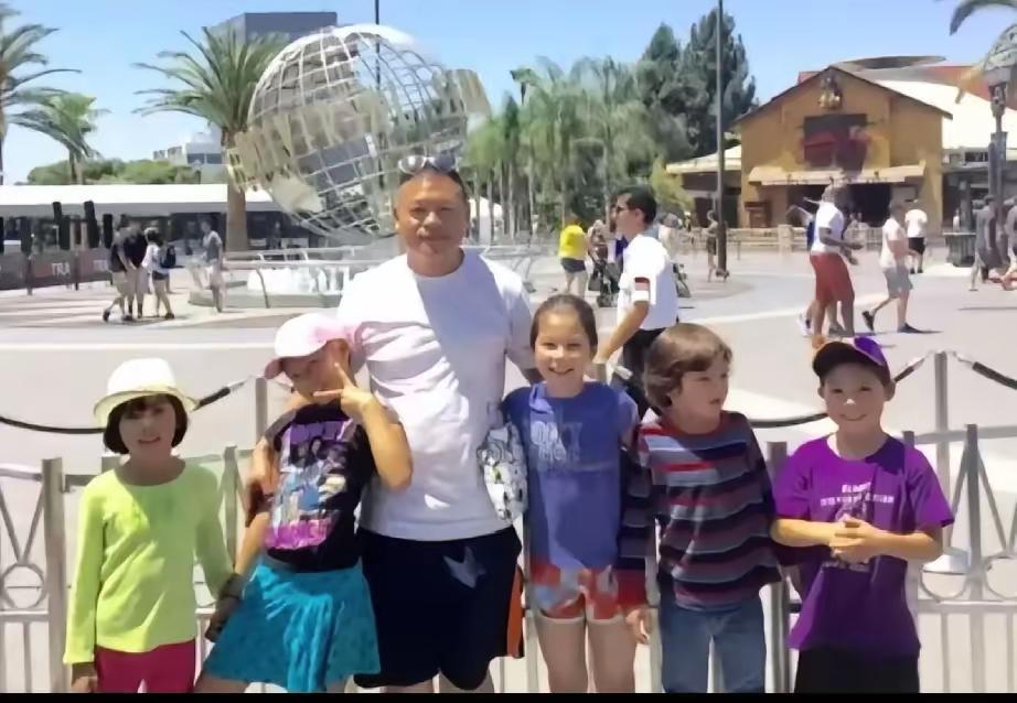 本届冬奥会的花样滑冰团体赛中，刘美贤与队友发挥出色，获得金牌。她的父亲刘俊，63