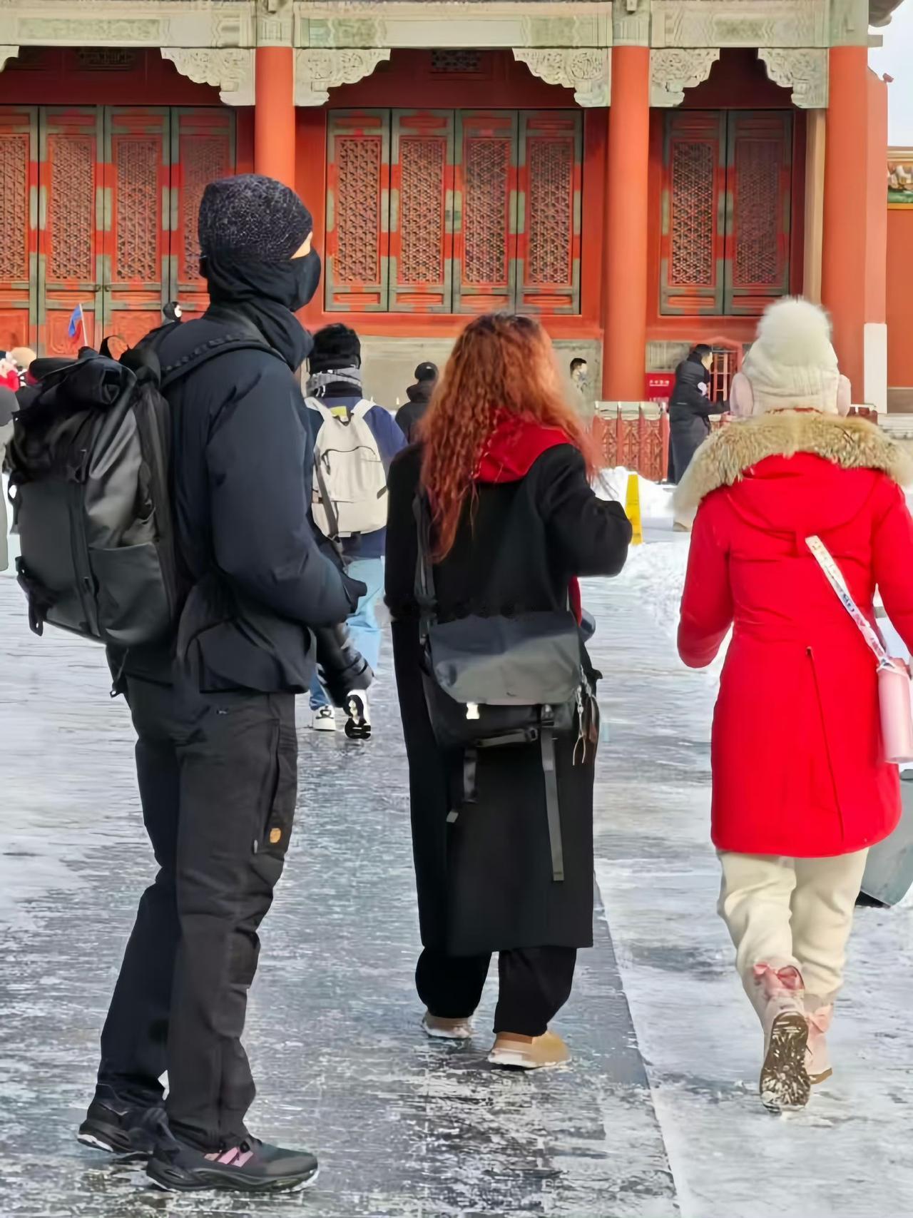 故宫鹰眼网友封神！裹成粽子的李现都被精准锁定。谁懂啊！网友在故宫活捉野生李现