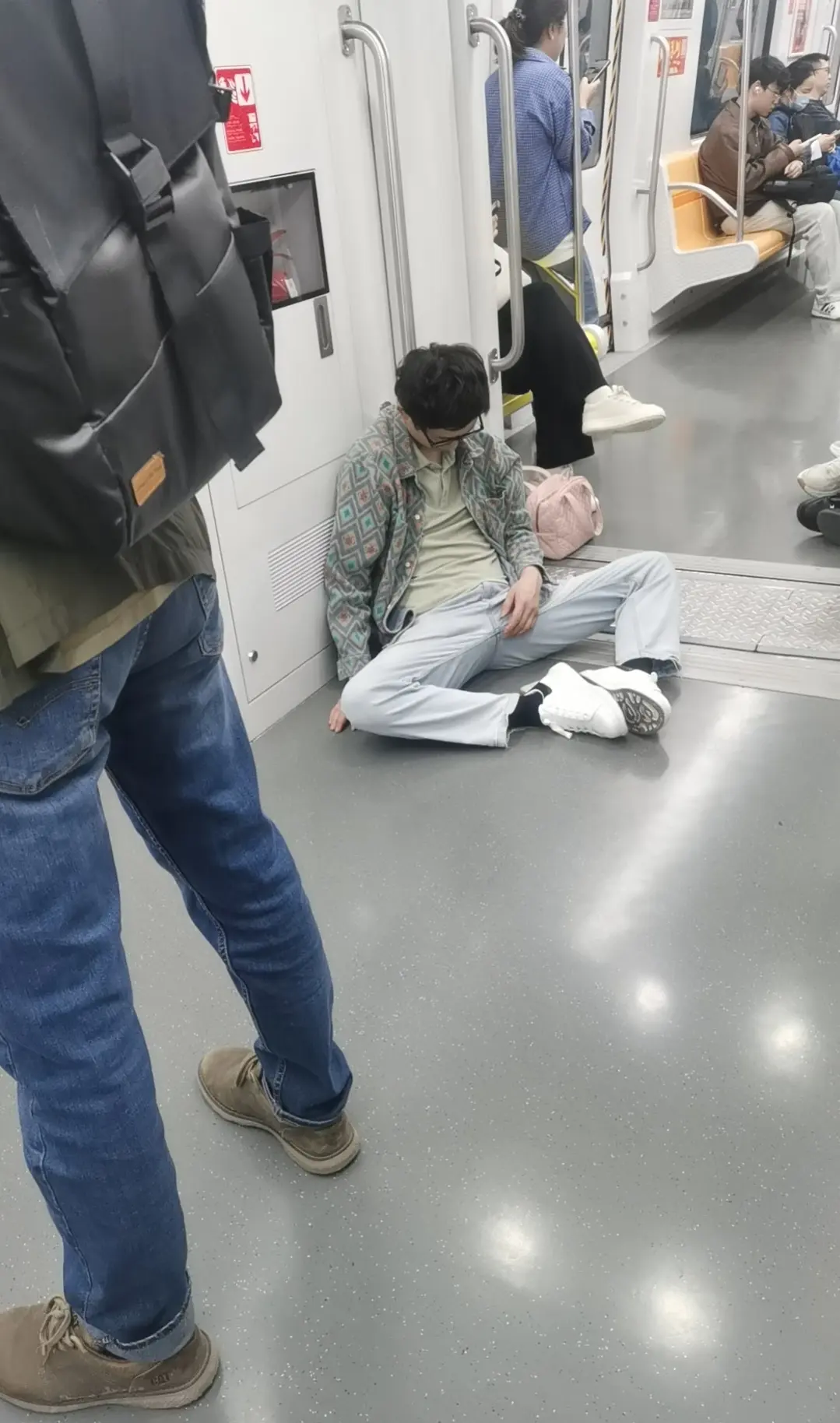 一个极度疲惫的打工人。