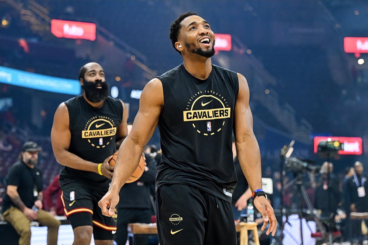 米切尔：登哥，尼克斯领先骑士￼1个胜场，这卡位战你觉得胜算多少？？？哈登：反正