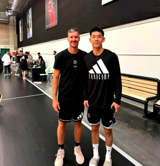 为什么黄种人很难打NBA？这是林葳与NBA球星德拉季奇的合影，两人身高差不多