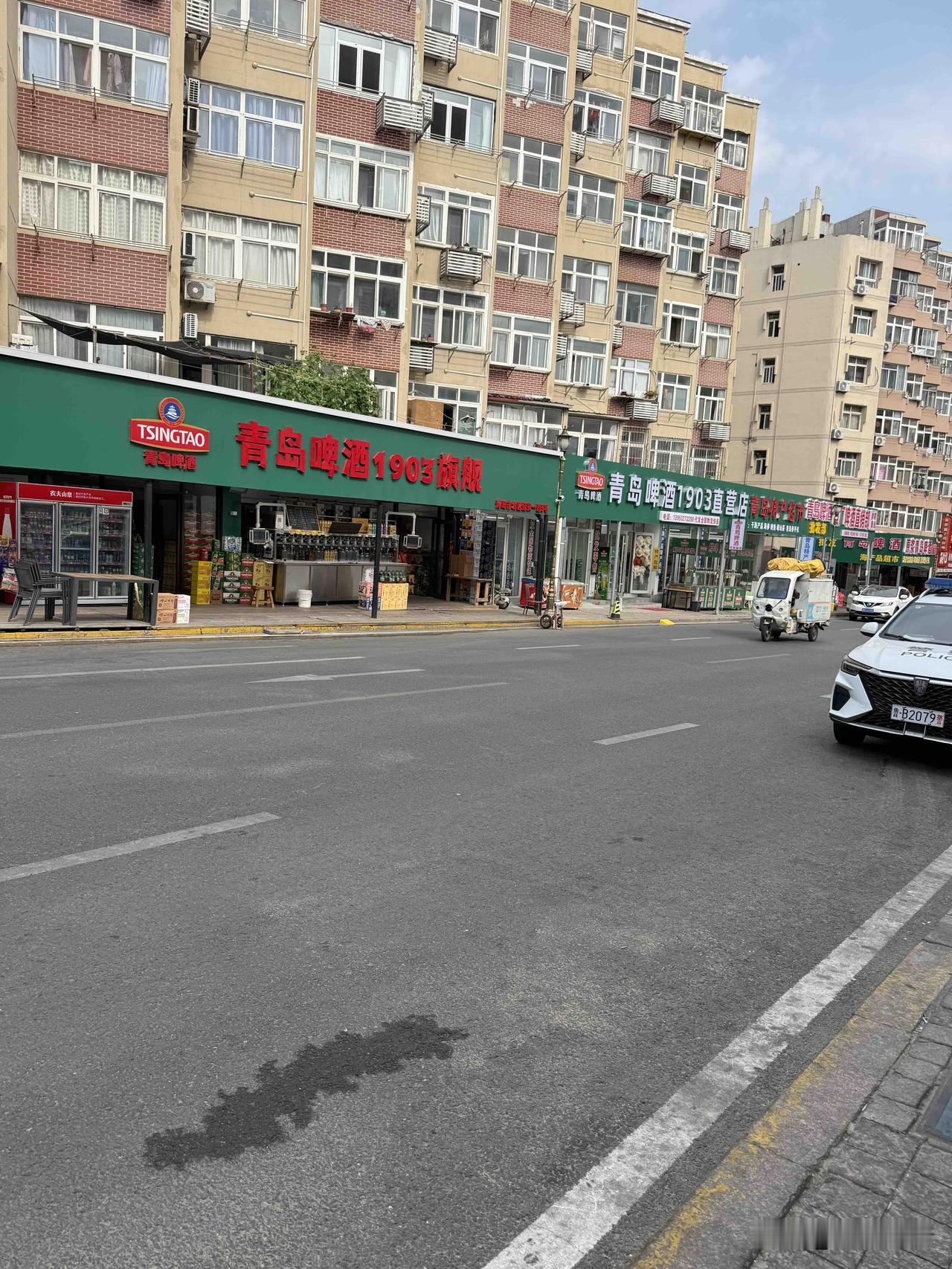 我昨天上午没去青岛中山公园玩而是去了青岛文化市场，从家里出来信步走到了啤酒街了，