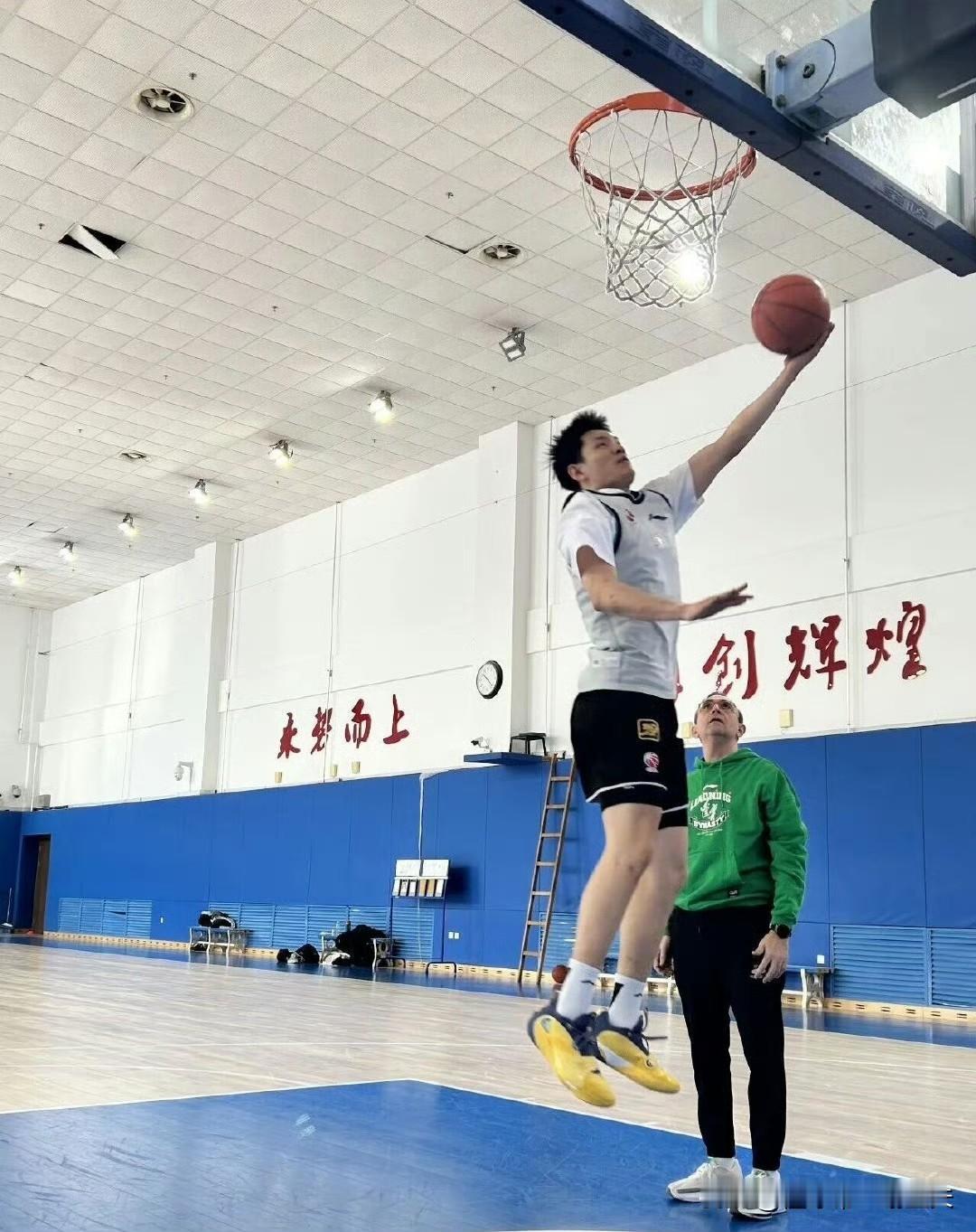 大年初七！辽宁男篮在外教洛佩斯迷你训练营开始全面复工，除赵继伟参加世预赛，四位外