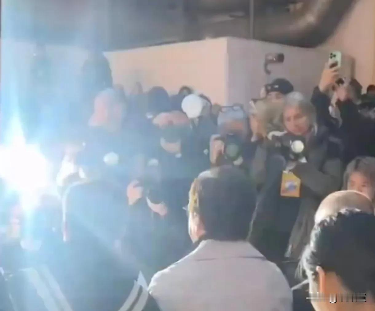 名副其实的国际巨星！成龙现身米兰时装周，刚到现场，就有很多外媒把镜头对准成龙，