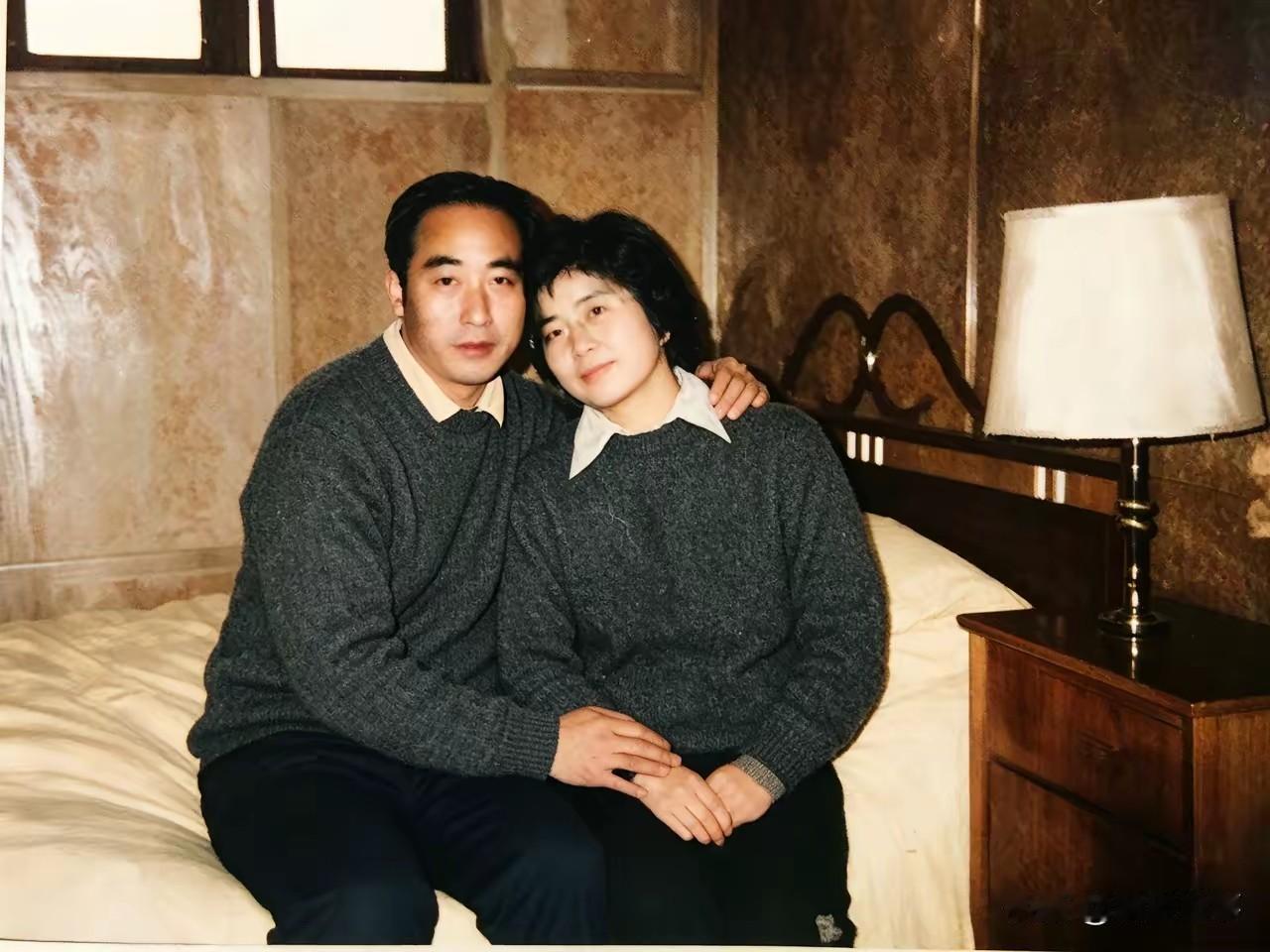 庄则栋与佐佐木敦子居家留影，温情满满。镜头下，庄则栋与妻子佐佐木敦子并肩坐在床沿