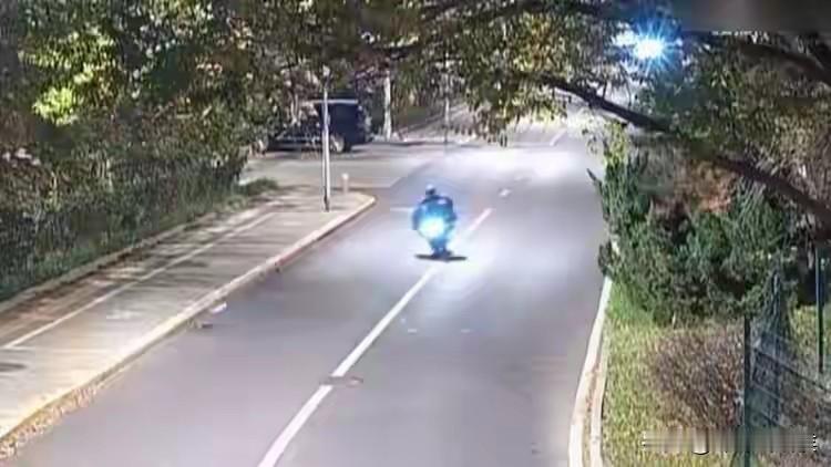 太荒唐！男子晚上骑电瓶车，连续5次摔倒都不长记性，最终丧了命。人民日报报道这起事