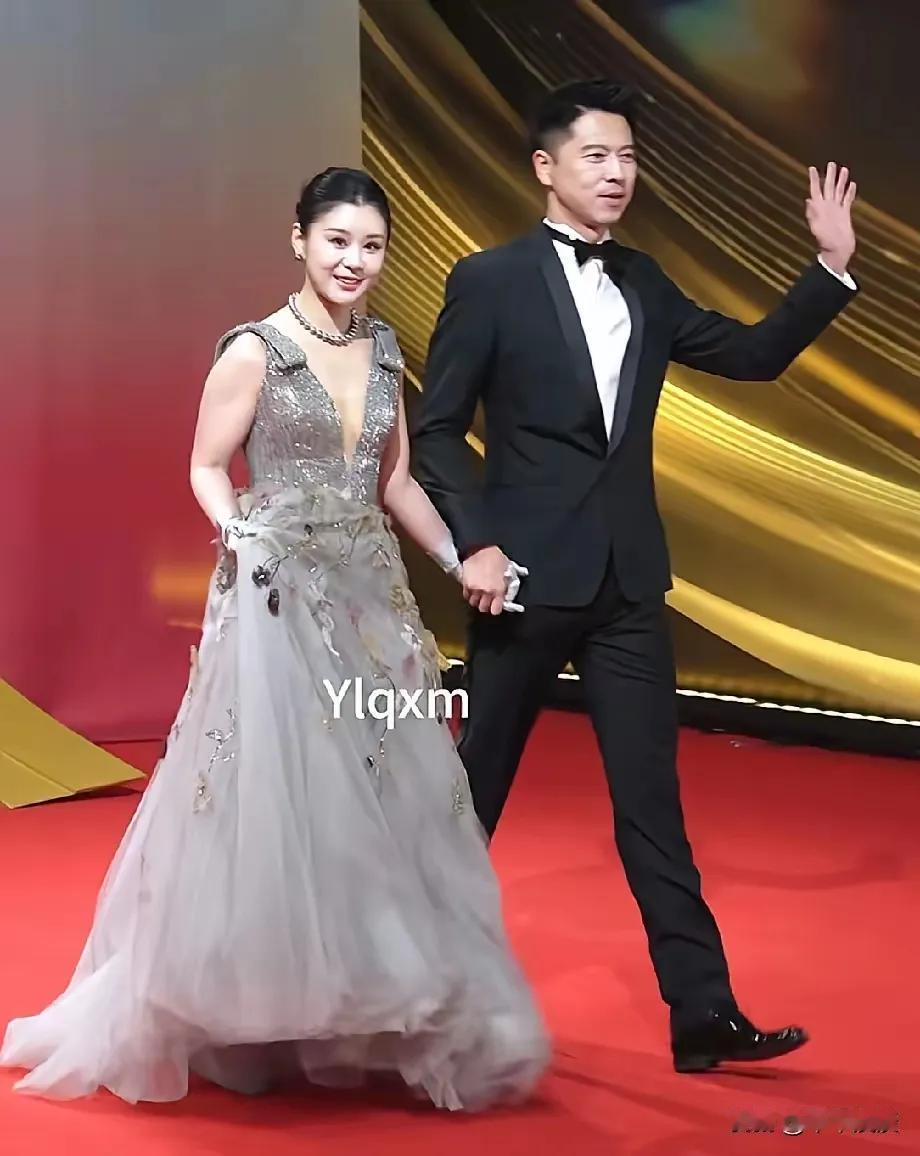 国剧盛典红毯上，王雷牵着李小萌出场，谁料李小萌一袭无袖深V礼服，直接露出了线条明