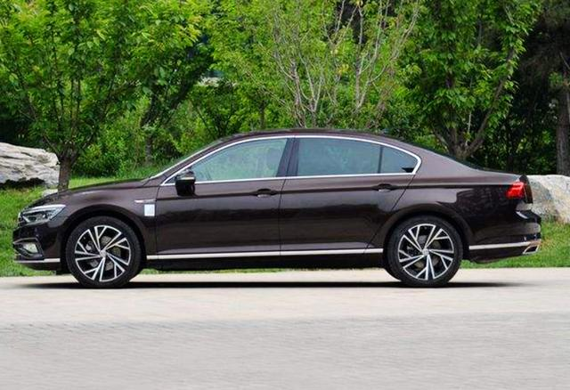 到底买轿车还是suv第一次买车，在suv里挑了半天，买了轿车，总suv像秃尾巴