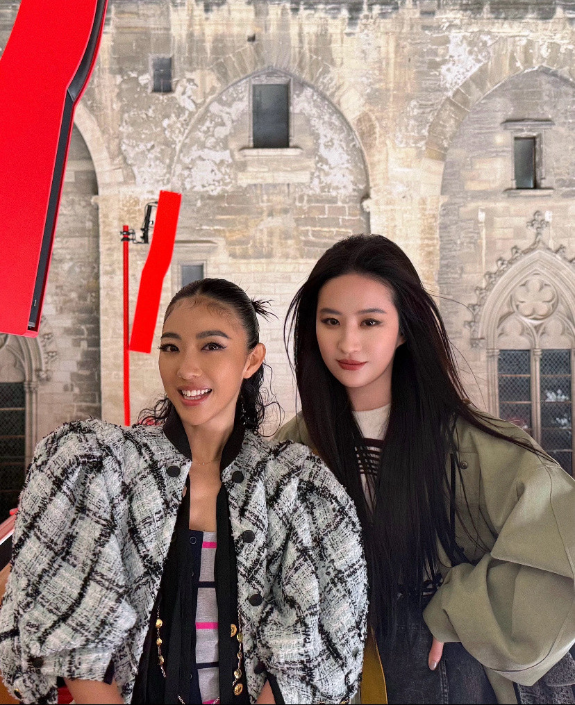 刘亦菲黑长直看秀黑长直真的像龙儿​​​
